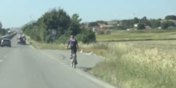 Nuraminis, ciclista sfreccia sulla 131: “Non aveva nessun tipo di protezione”