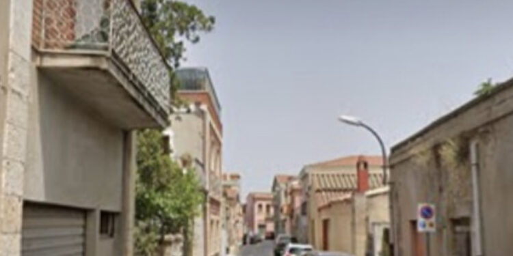 Selargius, “incappucciato e con una maschera” notato in via Palmas: “Guarda dentro le macchine durante la notte”