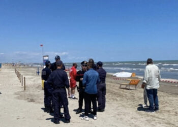 Tragedia in spiaggia: donna muore investita da una ruspa