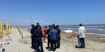 Tragedia in spiaggia: donna muore investita da una ruspa