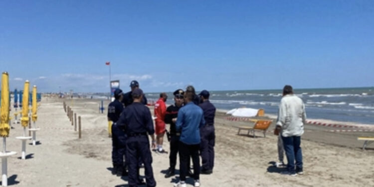 Tragedia in spiaggia: donna muore investita da una ruspa