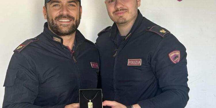 Enrico Leonello, poliziotto di Capoterra, salva madre e bimbo da un incendio: “Giovani che portano alto il loro paese”