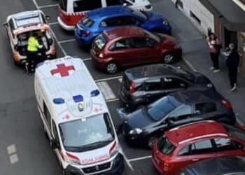 Donna di 35 anni uccisa a coltellate in casa: assassino in fuga