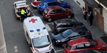 Donna di 35 anni uccisa a coltellate in casa: assassino in fuga