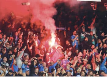 Il Napoli multato per petardi e fumogeni durante la partita contro il Cagliari: sanzione da 7000 euro