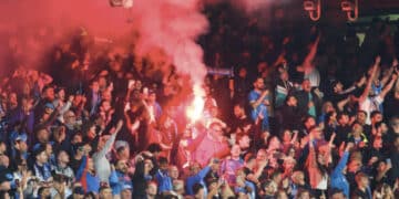 Il Napoli multato per petardi e fumogeni durante la partita contro il Cagliari: sanzione da 7000 euro