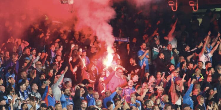 Il Napoli multato per petardi e fumogeni durante la partita contro il Cagliari: sanzione da 7000 euro