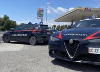 Tragedia in una stazione di servizio: benzinaio di 35 anni ucciso da un rapinatore