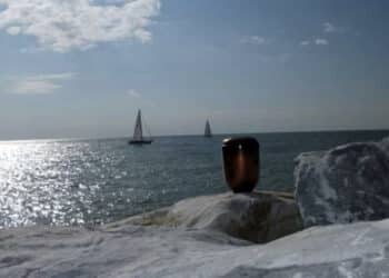 Dispersione Ceneri in Mare con l’agenzia funebre Sorrentino