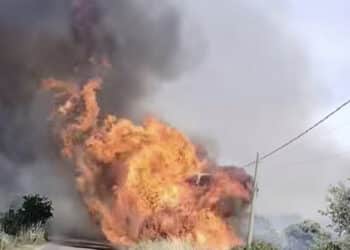 Sarroch, grosso incendio nella periferia del paese: le alte fiamme hanno danneggiato i cavi elettrici e del telefono