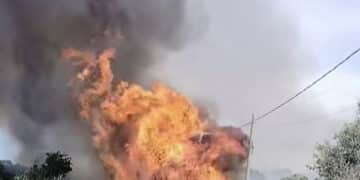 Sarroch, grosso incendio nella periferia del paese: le alte fiamme hanno danneggiato i cavi elettrici e del telefono