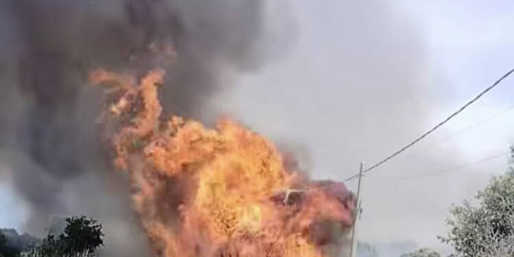 Sarroch, grosso incendio nella periferia del paese: le alte fiamme hanno danneggiato i cavi elettrici e del telefono