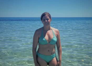 Ilaria Salis nel mare della Sardegna e l’appello Referendum: “Prima il voto, poi andate dove preferite”