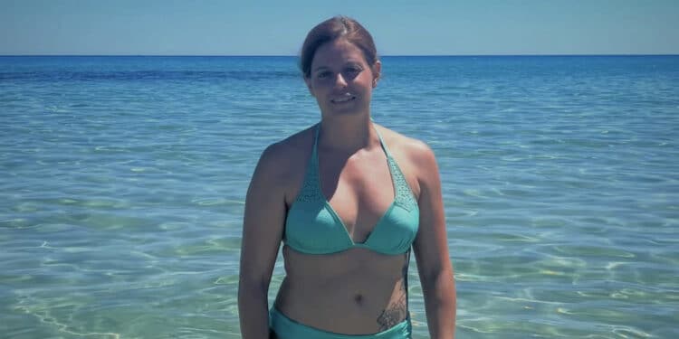 Ilaria Salis nel mare della Sardegna e l’appello Referendum: “Prima il voto, poi andate dove preferite”