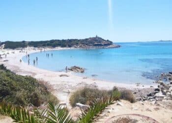 A Villasimius vietato fumare in spiaggia e portare via granelli di sabbia con i piedi