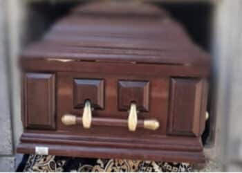 Cagliari, tombe profanate per rubare i gioielli: la scientifica al cimitero di San Michele