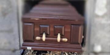 Cagliari, tombe profanate per rubare i gioielli: la scientifica al cimitero di San Michele