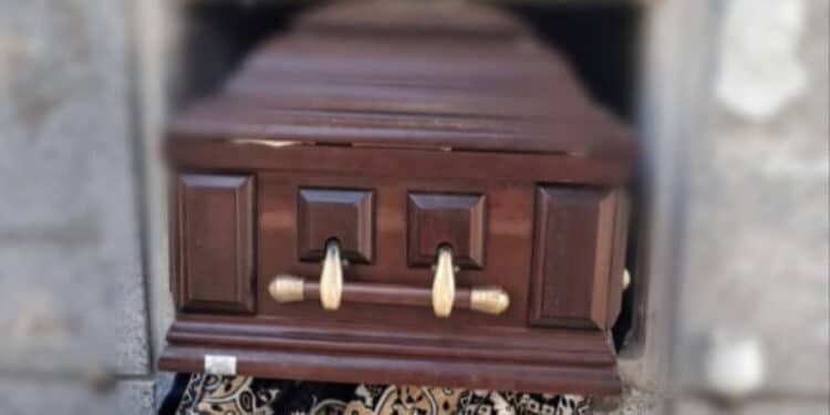 Cagliari, tombe profanate per rubare i gioielli: la scientifica al cimitero di San Michele