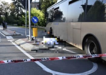 Investito e ucciso da un autobus mentre è in monopattino: “Era il suo primo giorno di lavoro”