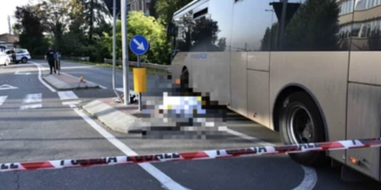 Investito e ucciso da un autobus mentre è in monopattino: “Era il suo primo giorno di lavoro”