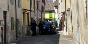 Accoltella la moglie, poi fugge in auto e muore