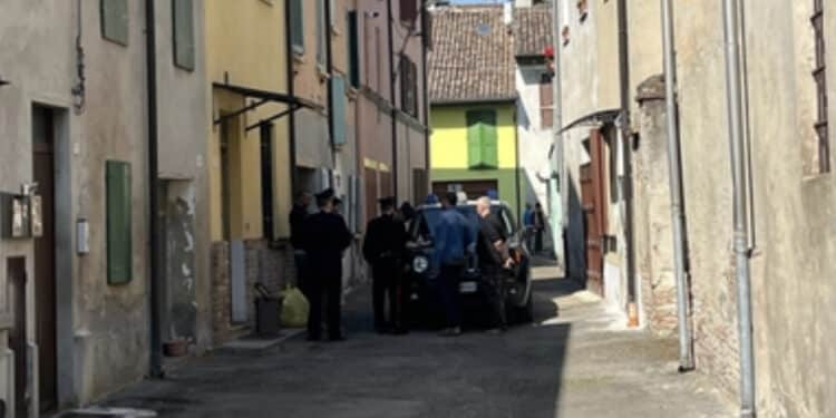 Accoltella la moglie, poi fugge in auto e muore