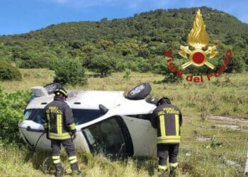 Brutto incidente sulla 131 dcn: una donna perde il controllo dell’auto e finisce fuori strada, è grave