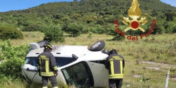 Brutto incidente sulla 131 dcn: una donna perde il controllo dell’auto e finisce fuori strada, è grave