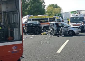 Drammatico scontro fra due auto, morti padre e figlio di 8 anni