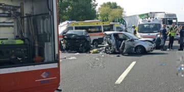 Drammatico scontro fra due auto, morti padre e figlio di 8 anni