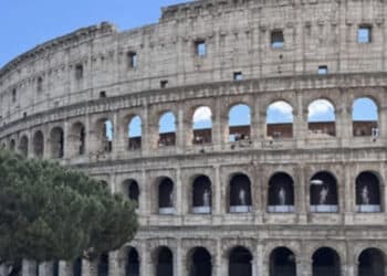 Turista americano tenta di scavalcare la recinzione del Colosseo e resta infilzato