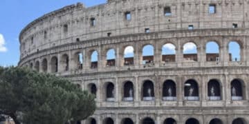 Turista americano tenta di scavalcare la recinzione del Colosseo e resta infilzato
