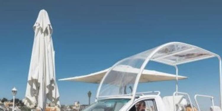 L’ultimo gesto d’amore di Papa Francesco: la papamobile diventa una mini clinica per i bambini di Gaza