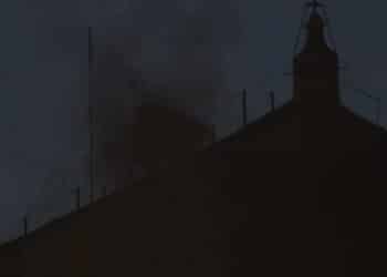 L’”Extra omnes” e l’apertura del Conclave: prima fumata nera