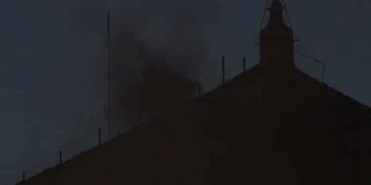 L’”Extra omnes” e l’apertura del Conclave: prima fumata nera