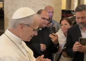La prima uscita a sorpresa di Leone XIV: saluta i fedeli al Palazzo del Sant’Uffizio