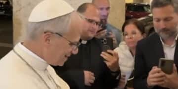 La prima uscita a sorpresa di Leone XIV: saluta i fedeli al Palazzo del Sant’Uffizio