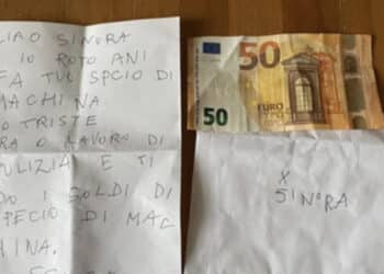 Le rompe lo specchietto della macchina, si scusa dopo 3 anni: “Ora ho lavoro e ti dò soldi