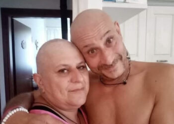 Cagliari, il gesto d’amore di un marito: si rasa i capelli per star vicino alla moglie malata di cancro