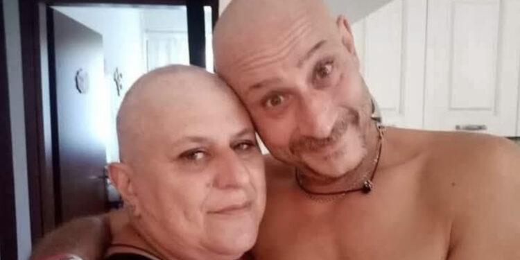 Cagliari, il gesto d’amore di un marito: si rasa i capelli per star vicino alla moglie malata di cancro