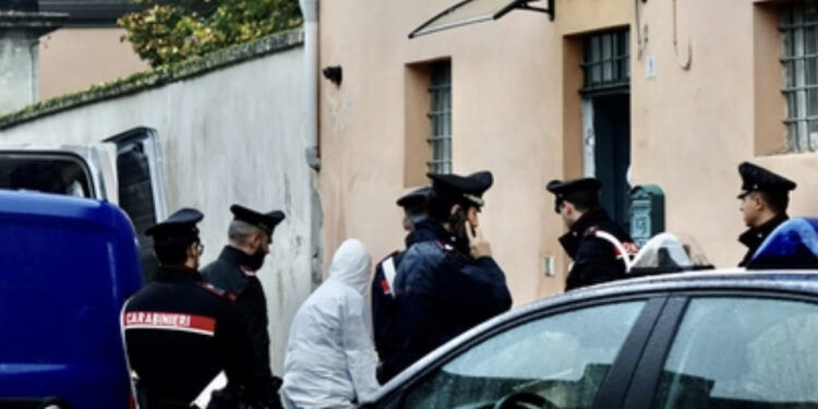 Uccide la moglie a coltellate, 61enne si difende: “Ero posseduto”