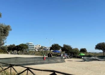 Sorpresa a Marina Piccola: “Da oggi il parcheggio sterrato è, per metà, a pagamento”