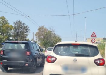 Prima un incidente, poi un uomo che tenta di lanciarsi sulle auto in corsa: delirio in viale Marconi tra Cagliari e Quartu