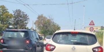 Prima un incidente, poi un uomo che tenta di lanciarsi sulle auto in corsa: delirio in viale Marconi tra Cagliari e Quartu