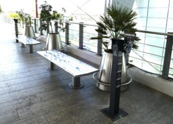 Una seconda vita alle cicche di sigarette: i posacenere intelligenti all’aeroporto di Cagliari