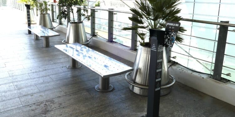 Una seconda vita alle cicche di sigarette: i posacenere intelligenti all’aeroporto di Cagliari