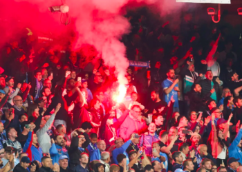 Notte in bianco per il Cagliari a Napoli: fuochi d’artificio e fumogeni davanti all’hotel