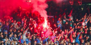 Notte in bianco per il Cagliari a Napoli: fuochi d’artificio e fumogeni davanti all’hotel