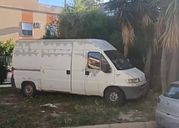 Quartu, parcheggio da Far West nell’aiuola dedicata a Sant’Ignazio