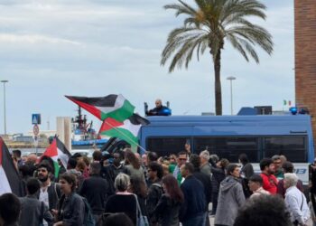 Guerriglia al corteo contro Joint Stars in piazza Matteotti a Cagliari: scontri, petardi e fumogeni